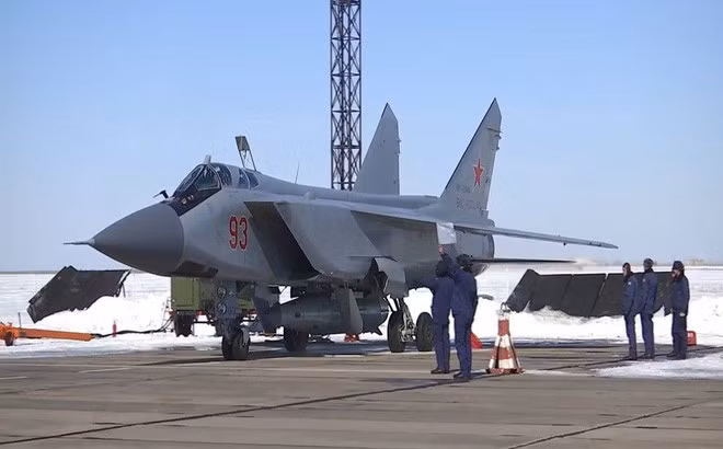 Ngoài ra khi muốn phóng tên lửa thì MiG-31K sẽ yêu cầu phải bay thật cao và ở vận tốc tối thiểu Mach 2, để tên lửa đủ vận tốc cũng như độ cao ban đầu giúp nó có thể tiết kiệm nhiên liệu và đạt tầm xa cũng như hiệu suất tối ưu.