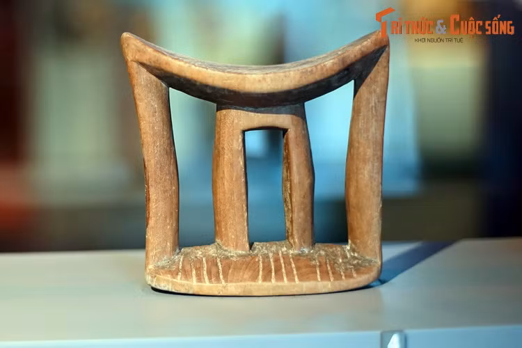 Gối đầu của tộc người Simado ở Ethiopia. Cư dân châu Phi tin rằng chiếc gối có liên hệ mật thiết tới giấc mơ, hiện tượng được họ coi là kỳ diệu, siêu nhiên, là lúc tổ tiên hiện về.