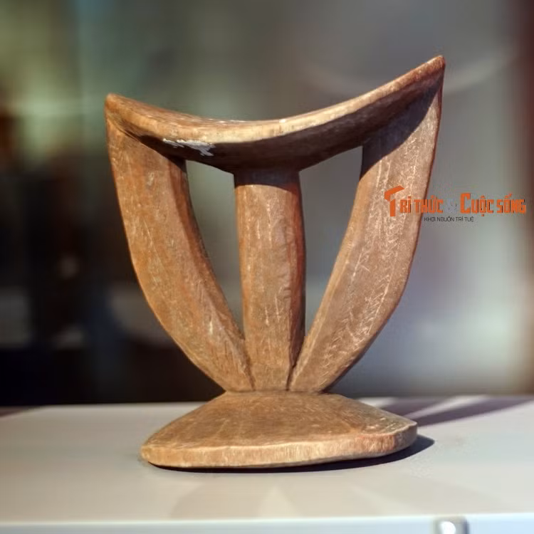 Gối đầu của tộc người Simado ở Ethiopia. Ngoài tính hữu dụng, đây còn là một vật phẩm tâm linh quan trọng trong đời sống.