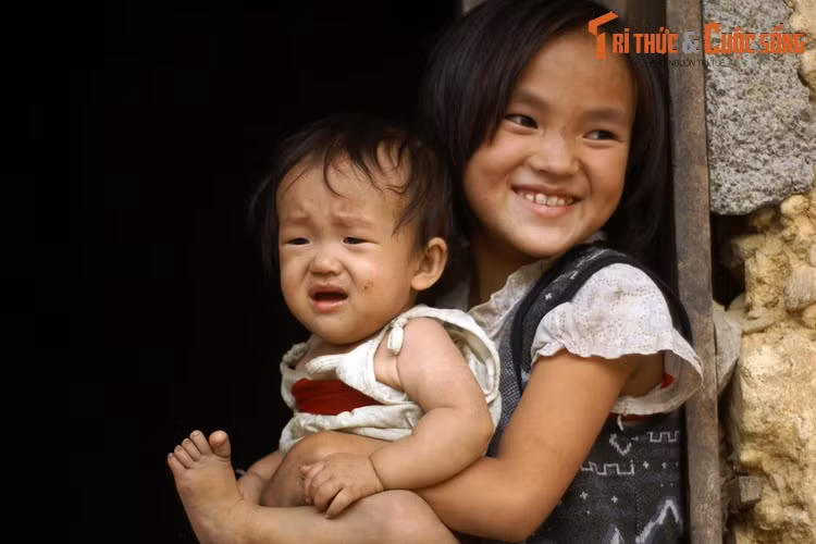 Biểu cảm trái ngược thú vị của hai chị em.