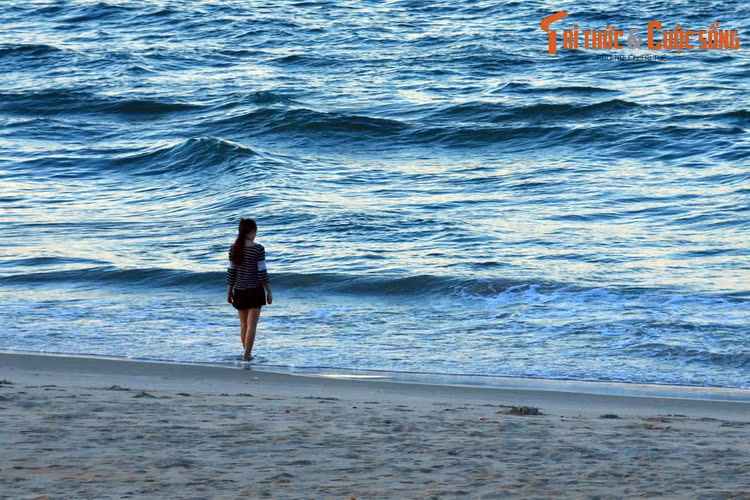 Thiếu nữ thẩn thơ trên bờ biển buổi chiều tà ở Bãi Sau, thành phố Vũng Tàu, tỉnh Bà Rịa - Vũng Tàu.
