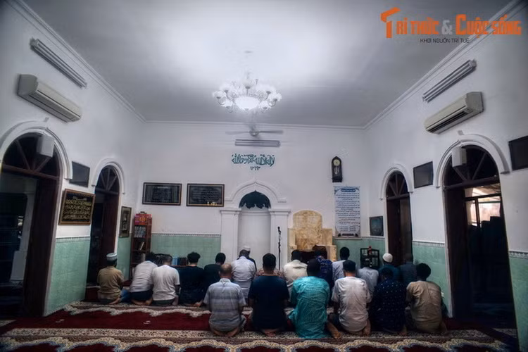 Phòng lễ chính nằm ở trung tâm thánh đường, có ba mặt được bao quanh bởi những vòm cửa cao rộng. Cạnh đó có một phòng hành lễ cho phụ nữ, cách biệt bởi những tấm vải lớn tạo không gian riêng biệt. Tín đồ đến đây hành lễ phần lớn là người nước ngoài sinh sống và làm việc ở Hà Nội.