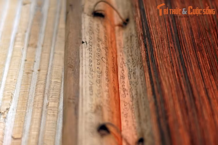 Với sự ra đời máy in và cuộc chinh phục của thực dân phương Tây vào đầu thế kỷ 19, kỷ nguyên thịnh vượng của sách lá cọ đã đóng lại. Bộ sưu tập sách lá cọ của Bảo tàng Dân tộc học Việt Nam có niên đại vào đầu thế kỷ 20, thuộc nhóm những cuốn sách lá cọ cuối cùng được viết.