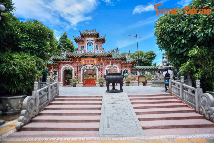 4. Hội quán Phúc Kiến (46 Trần Phú) có tiền thân là một gian miếu nhỏ thờ pho tượng Thiên Hậu Thánh Mẫu vào năm 1697. Ngày này hội quán là nơi thờ Bà Thiên Hậu Thánh Mẫu và các vị thần bảo hộ về sông nước, tiền của, con cái, các vị tổ tiên.