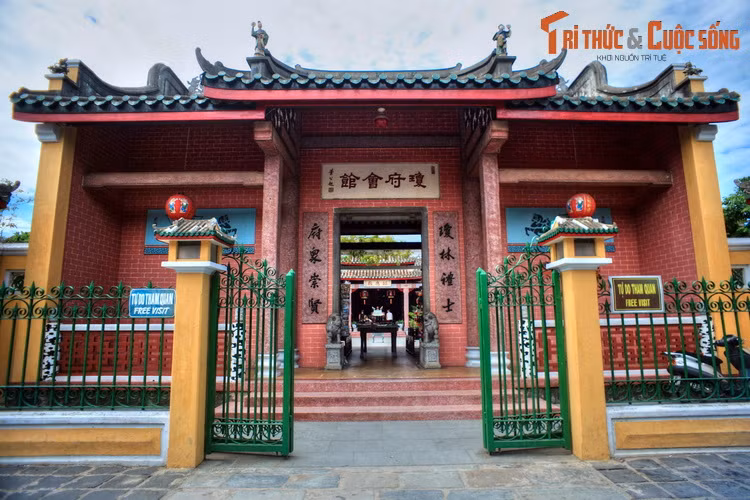 6. Hội quán Hải Nam (10 Trần Phú) còn được gọi là hội quán Quỳnh Phủ, do Hoa kiều bang Hải Nam đóng góp tiền của xây dựng vào năm 1875. Hội quán thờ 108 thương nhân người Hoa vùng Hải Nam bị chết oan trên vùng biển Thu Xà (Quảng Ngãi) vào năm 1851, dưới triều vua Tự Đức.