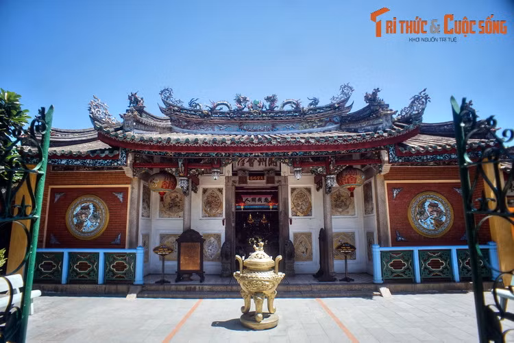 7. Hội quán Triều Châu (157 Nguyễn Duy Hiệu) được cộng đồng người Hoa gốc Triều Châu xây dựng vào năm 1845 để làm nơi sinh hoạt cộng đồng. Hội quán này thờ thần Phục Ba,vị thần chuyên chế ngự sóng gió, giúp cho việc đi lại buôn bán trên biển được bình yên, thuận lợi.