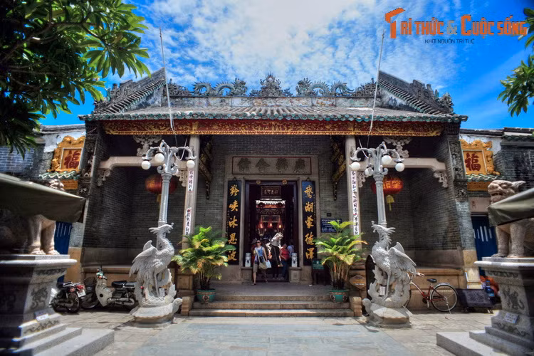 3. Hội quán Quảng Đông (176 Trần Phú) còn gọi là Hội quán Quảng Triệu, được xây dựng vào năm 1885. Công trình ban đầu thờ Thiên Hậu Thánh Mẫu và Đức Khổng Tử, sau năm 1911 chuyển sang thờ Quan Công và Tiền Hiền.