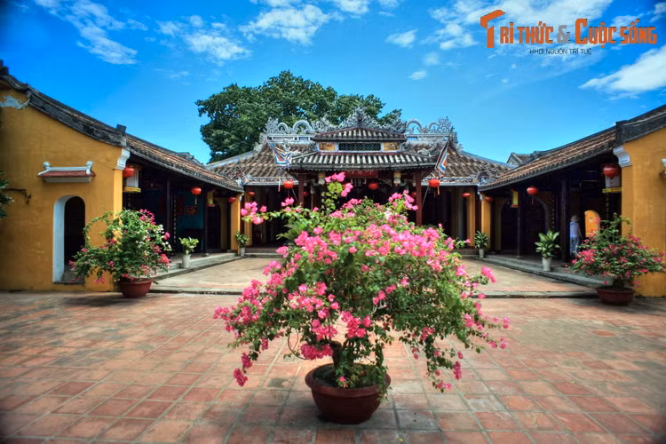 2. Đình Cẩm Phô (Nguyễn Thị Minh Khai) là ngôi đình cổ nhất Hội An, hình thành vào khoảng cuối thế kỷ 15 và được tu bổ lại như hiện nay vào năm 1817. Đình thờ Thành Hoàng, các vị thần bảo hộ vùng đất và các vị Tiền hiền, Hậu hiền của làng.