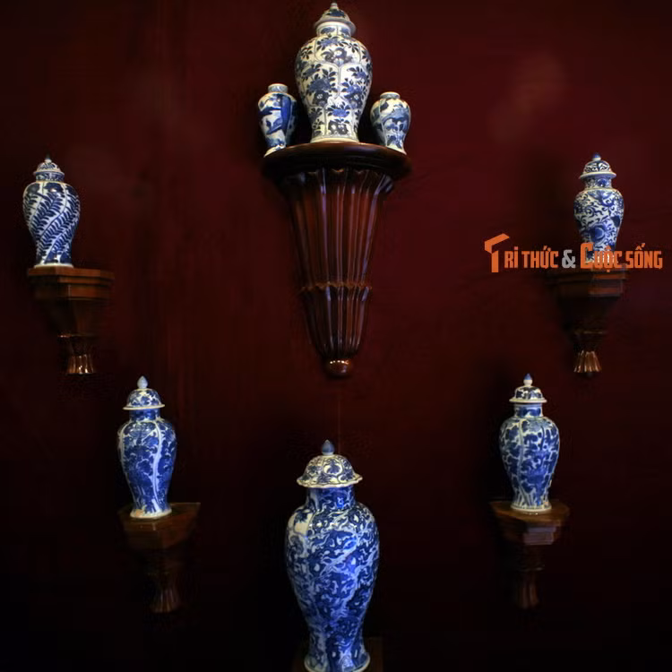 Đồ gốm sứ – hàng hóa chủ yếu của con tàu mang phong cách thời Khang Hy (1662 – 1722), việc phát hiện ra một thỏi mực trên tàu có niên đại Canh Ngọ khiến nhiều chuyên gia cho rằng niên đại tuyệt đối của tàu là vào năm 1690. Ảnh: Đồ sứ men trắng vẽ lam thời Khang Hy của nhà Thanh.