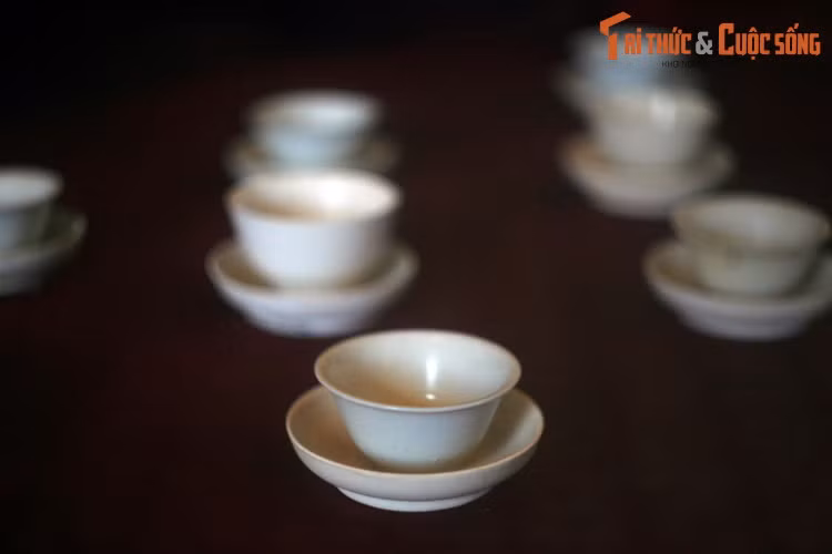 Đây là sản phẩm xuất khẩu, nên ngoài một số loại hình đồ gốm sứ mang phong cách Trung Hoa truyền thống còn có những loại sản phẩm được đặt hàng mang phong cách châu Âu rõ nét từ kiểu dáng đến đề tài trang trí. Ảnh: Chén và đĩa sứ trắng (sứ Bạch Định) nổi tiếng của lò gốm Đức Hóa, Phúc Kiến.