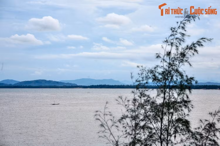 Khung cảnh nhìn từ đền Cô Tiên, một ngôi đền nằm ở phía Tây núi Trường Lệ.