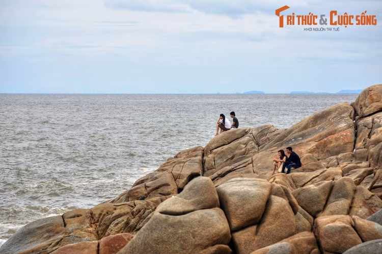 Các đôi trai gái ngồi hóng gió trên bãi đá ở phía Nam bãi biển Sầm Sơn, gần đền Độc Cước.