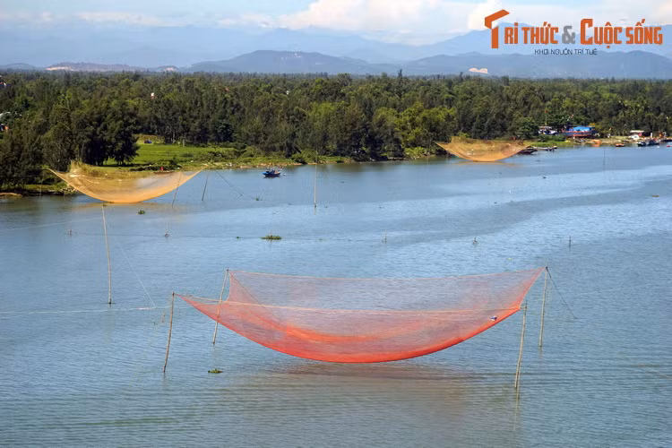Bức tranh phong cảnh kỳ vĩ nhìn từ cầu Cửa Đại, cây cầu bắc qua sông Thu Bồn ở thành phố Hội An.