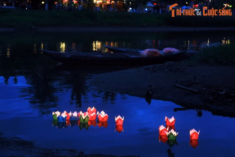 Hoa đăng trên sông Thu Bồn.