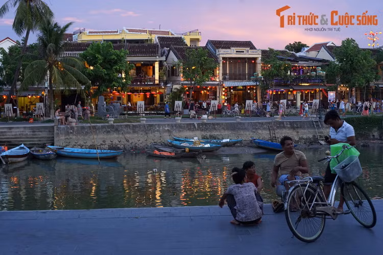Khung cảnh đời thường bên sông Thu Bồn, dòng sông chảy qua phố cổ Hội An.