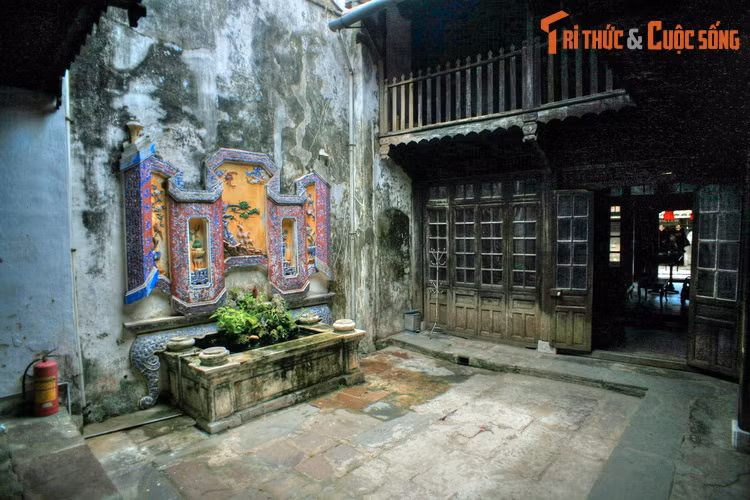 Cột nhà được đặt trên những viên đá cẩm thạch và đầu cột vươn lên đỡ đòn tay trên mái, ngoài ra những thanh kèo cũng riêng rẽ giữa các cột.