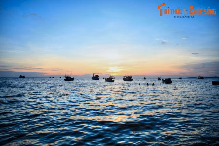 Theo cách lý giải phổ biến nhất, thời xưa ngư dân trong vùng thường đến mũi đất nơi đây nương náu mỗi khi đi biển gặp bão. Họ gọi mũi đất này là mũi “né”, với nghĩa là nơi để né tránh, trốn thoát.