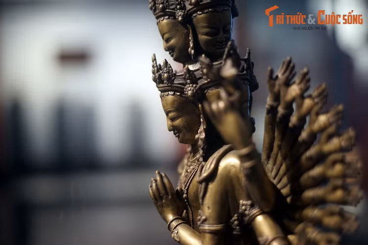 Ở Tây Tạng, vị Bồ tát này được gọi là Chenrezi, rất được người dân tôn kính. Chenrezi thường là yidam (Bổn tôn hoặc Hộ pháp) trong các thiền viện Mật tông.