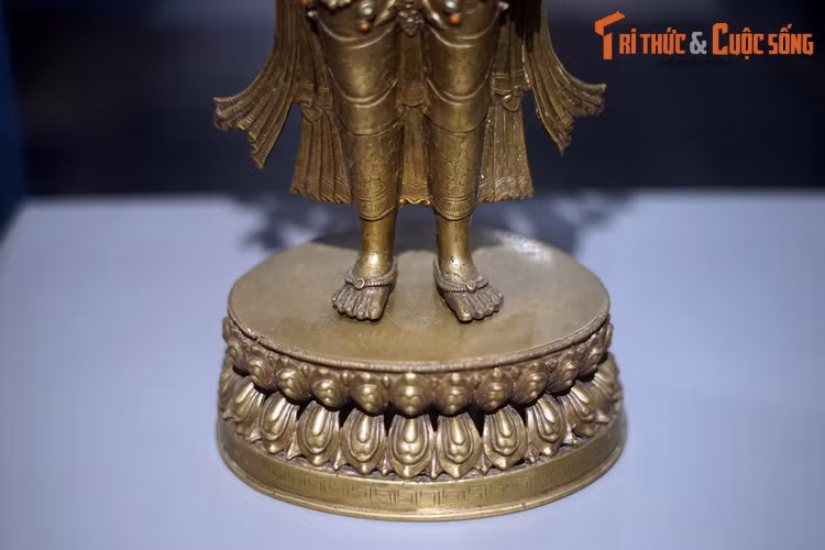 Theo sử sách, Phật giáo đến Tây Tạng vào thế kỷ thứ 7. Khi du nhập vào vùng đất này, Phật giáo đã có sự kết hợp với truyền thống tâm linh bản địa có bề dày lịch sử nhiều thế kỷ.