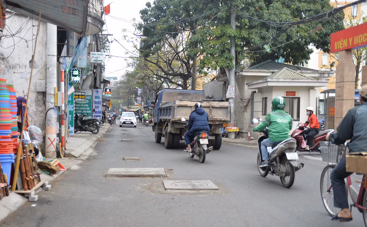 Theo người dân địa phương, các hố ga nằm chi chít ở cả 2 bên đường lẫn giữa đường nên không biết tránh chỗ nào. Đã rất nhiều vụ tai nạn tự ngã trên tuyến đường và may mắn chưa có vụ tai nạn thiệt hại về người.