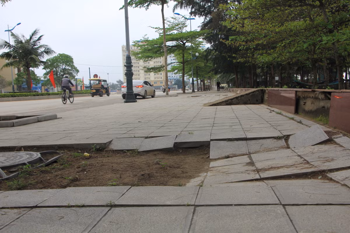 Cống thoát nước trồi lên trên mặt đá lát vỉa hè tạo ra những rào cản cho người đi bộ.