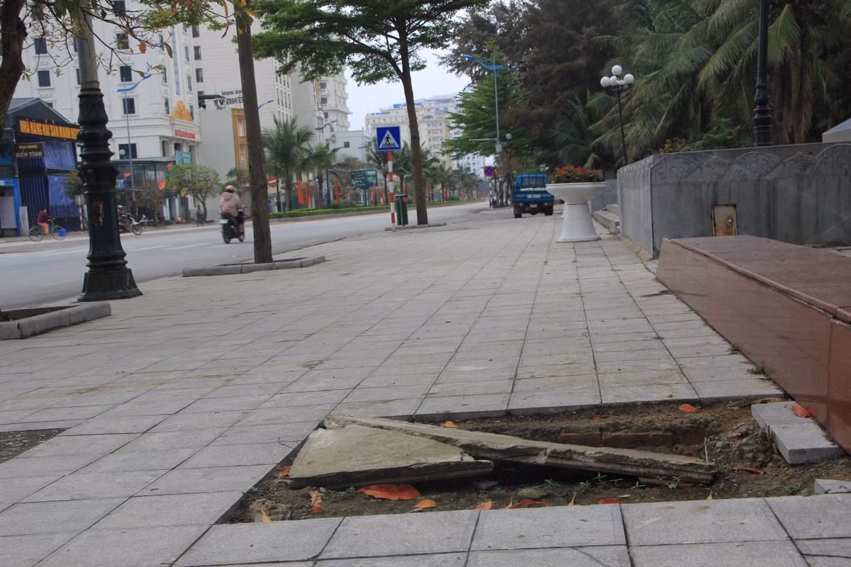 Các hố ga, cống thoát nước bị mất nắp, hư hỏng gây tiềm ẩn nguy cơ tai nạn cho du khách và người dân.