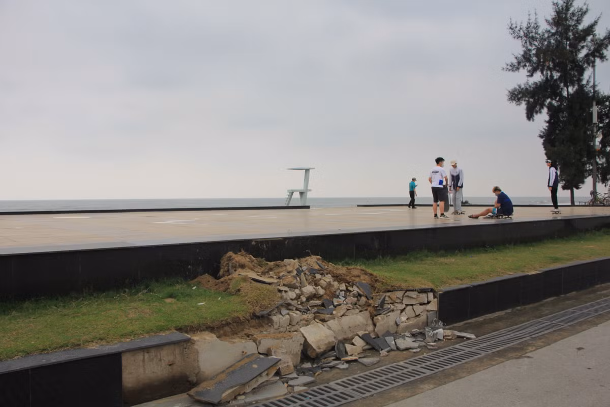 Đất, đá bị sạt nằm ngổn ngang không được dọn dẹp, công trình không được sửa chữa.