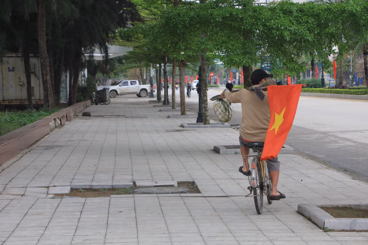 Mỹ quan trên đường của thành phố du lịch biển dường như đang bị "bỏ quên" khi ngày khai trương chỉ còn được tính bằng ngày (9/4).