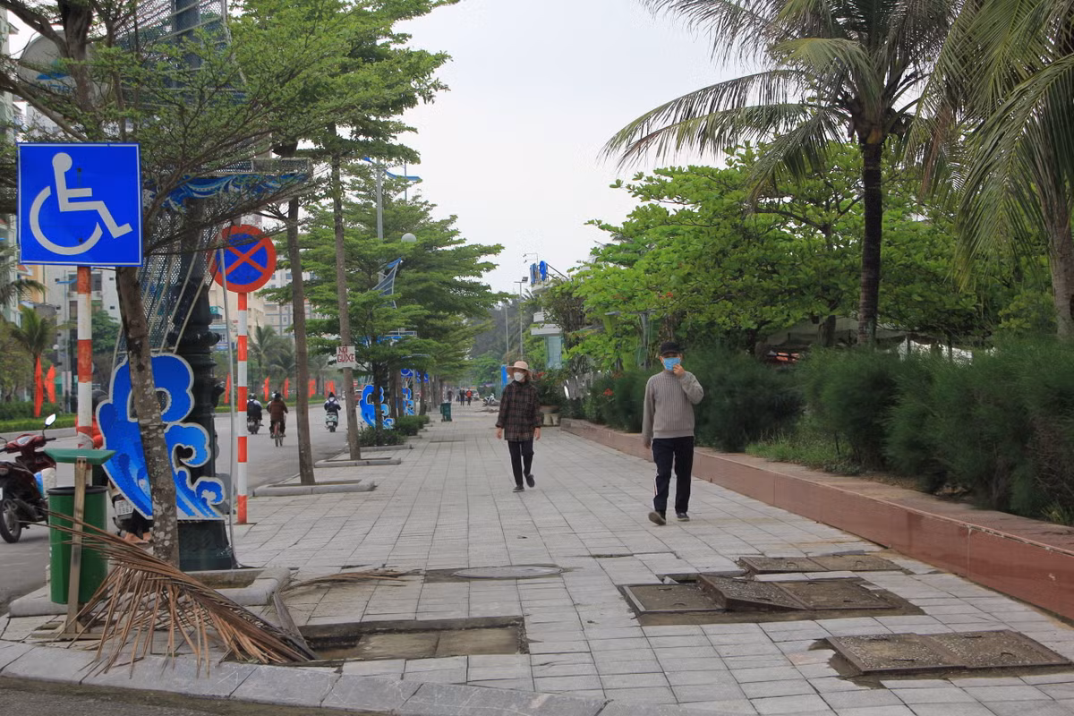 Vỉa hè phố biển Sầm Sơn nhếch nhác trước ngày khai hội Via he pho bien Sam Son nhech nhac truoc ngay khai hoi