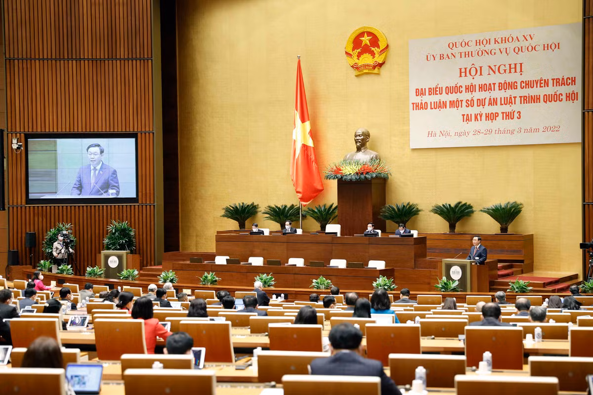 Do thời gian để cho ý kiến vào 4 dự thảo luận chỉ diễn ra trong 2 ngày, Chủ tịch Quốc hội Vương Đình Huệ đề nghị các ĐBQH chuyên trách thể hiện rõ vai trò là lực lượng nòng cốt then chốt, phát huy bề dày kinh nghiệm, kiến thức chuyên sâu, đóng góp nhiều ý kiến chất lượng, tâm huyết, thảo luận tranh luận để thể hiện rõ chính kiến, có phân tích sâu sắc lập luận thuyết phục về các vấn đề của dự thảo luật.