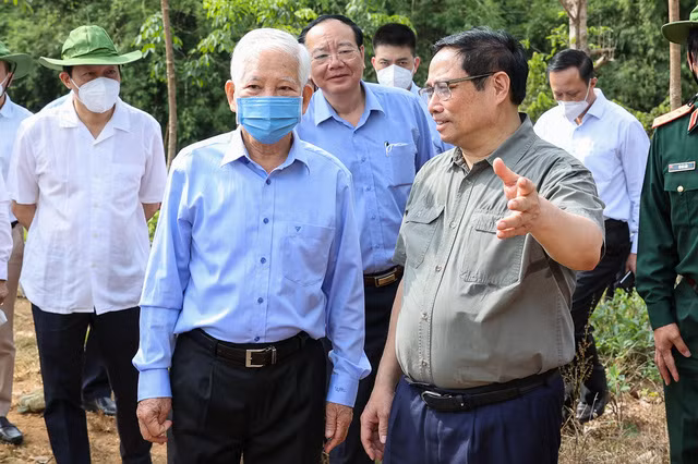 Thủ tướng khảo sát thực địa tại khu vực suối Mã Đà nằm giữa Bình Phước và Đồng Nai. Ảnh VGP/ Nhật Bắc