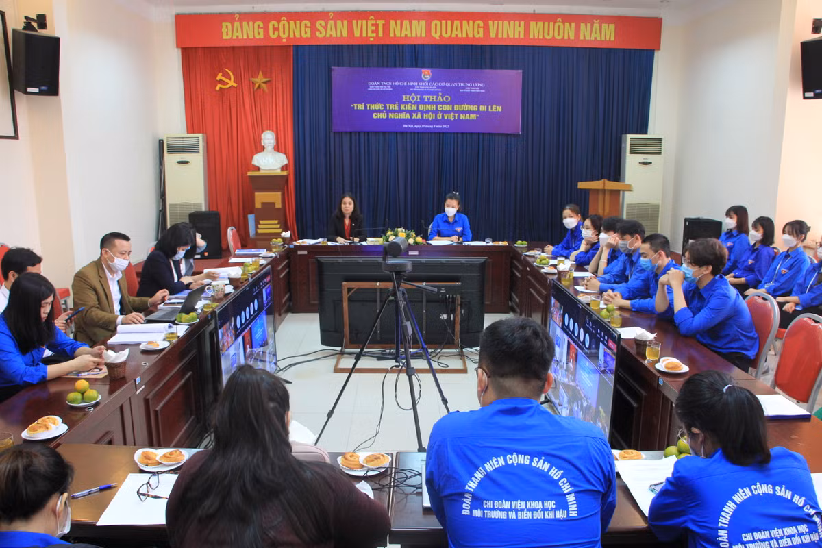 Tri thuc tre kien dinh con duong di len chu nghia xa hoi