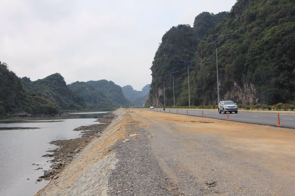 Dù ranh giới giữa tuyến đường giai đoạn 1 (hoàn thành) và mặt đường chờ thi công (giai đoạn 2) đã được chủ đầu tư, nhà thầu lắp hệ thống dải phân cách mềm nhưng vẫn thiếu nhiều các hạng mục cảnh báo khác ở nhiều vị trí toàn tuyến như: hiệu lệnh của người điều khiển giao thông, tín hiệu đèn giao thông, biển báo hiệu, vạch kẻ đường, cọc tiêu hoặc tường bảo vệ, hàng rào chắn... nên tuyến đường đang được xem là "cái bẫy" tai nạn dù đã khánh thành.
