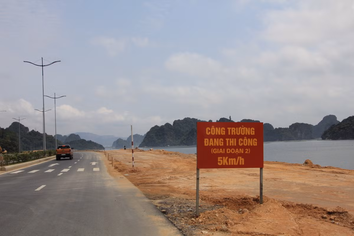 Tìm hiểu của PV Báo Tri thức và Cuộc sống, mặc dù dự án chưa được Ban Quản lý dự án đầu tư xây dựng các công trình giao thông tỉnh Quảng Ninh bàn giao cho UBND TP Cẩm Phả và Hạ Long (chủ đầu tư giai đoạn 2) nên việc triển khai thi công giai đoạn 2 (2 làn đường, vỉa hè...) chưa được thực hiện nhưng những chiếc biển "Công trường đang thi công giai đoạn 2" vẫn đang được đặt dài trên tuyến đường khiến nhiều người hiểu nhầm và ảnh hưởng đến tốc độ di chuyển của phương tiện khi cảnh báo 5km/h dù không có máy móc, nhân công thi công.