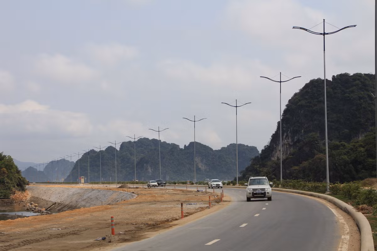 Người dân lo ngại tuyến đường Hạ Long - Cẩm Phả tiềm ẩn nhiều nguy cơ tai nạn - Hình 2 Nguoi dan lo ngai tuyen duong Ha Long - Cam Pha tiem an nhieu nguy co tai nan-Hinh-2