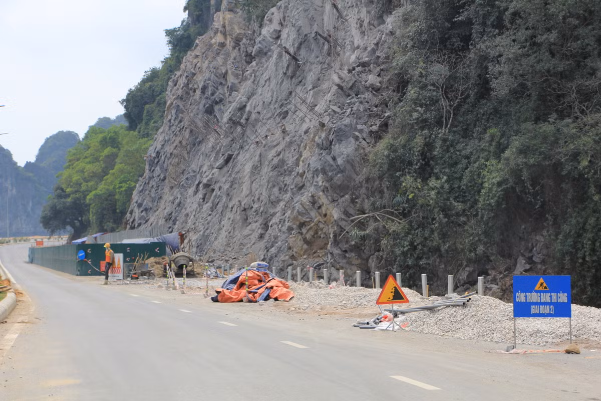 Vách núi có nguy cơ sạt lở nằm ngay trước cửa hầm vẫn chưa xây dựng xong taluy chống trượt, sạt.