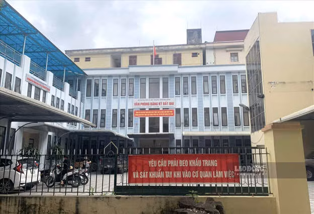 Giam doc Van phong Dang ky dat dai Hoa Binh bi ky luat Dang