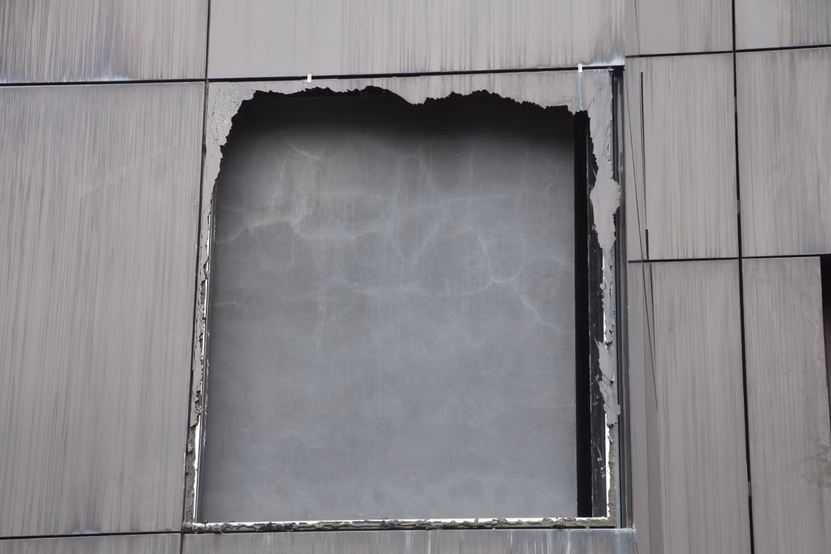 Tìm hiểu của PV Báo Tri thức và Cuộc sống, cụm công trình Bảo tàng – Thư viện tỉnh Quảng Ninh do Sở Văn hóa và Thể thao Quảng Ninh làm chủ đầu tư, được hoàn thành vào năm 2013, với mức đầu tư trên 900 tỷ đổng, có diện tích 6.500m2 và được kỳ vọng sẽ trở thành điểm du lịch văn hóa nổi tiếng, thu hút khách du lịch trong và ngoài nước.