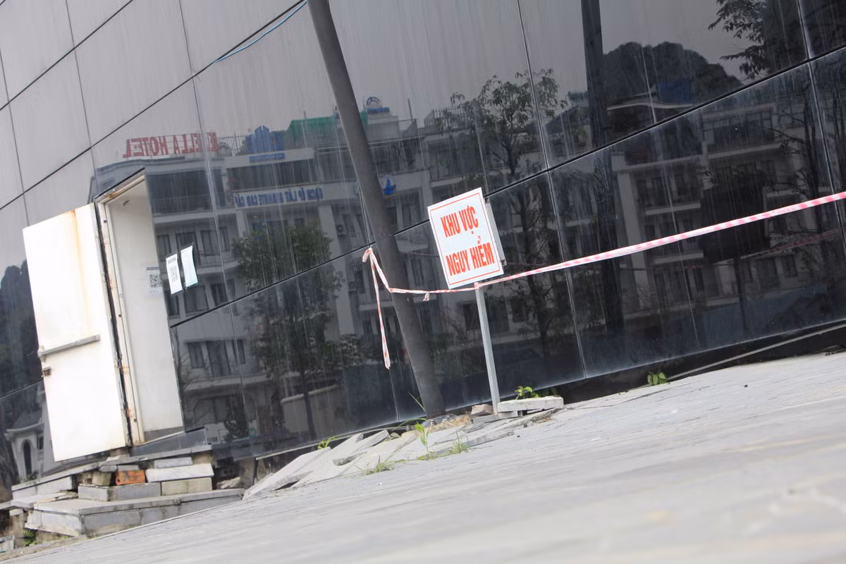 Được biết, công trình được thiết kế với 14.000m2 kính bán cường lực có khả năng chống tự vỡ do biến đổi nhiệt. Phần vỏ được thiết kế khiến tòa nhà như tấm gương khổng lồ phản chiếu di sản Vịnh Hạ Long nhưng hiện nay đã xuống cấp với trạng thái sập xệ bên ngoài. 
