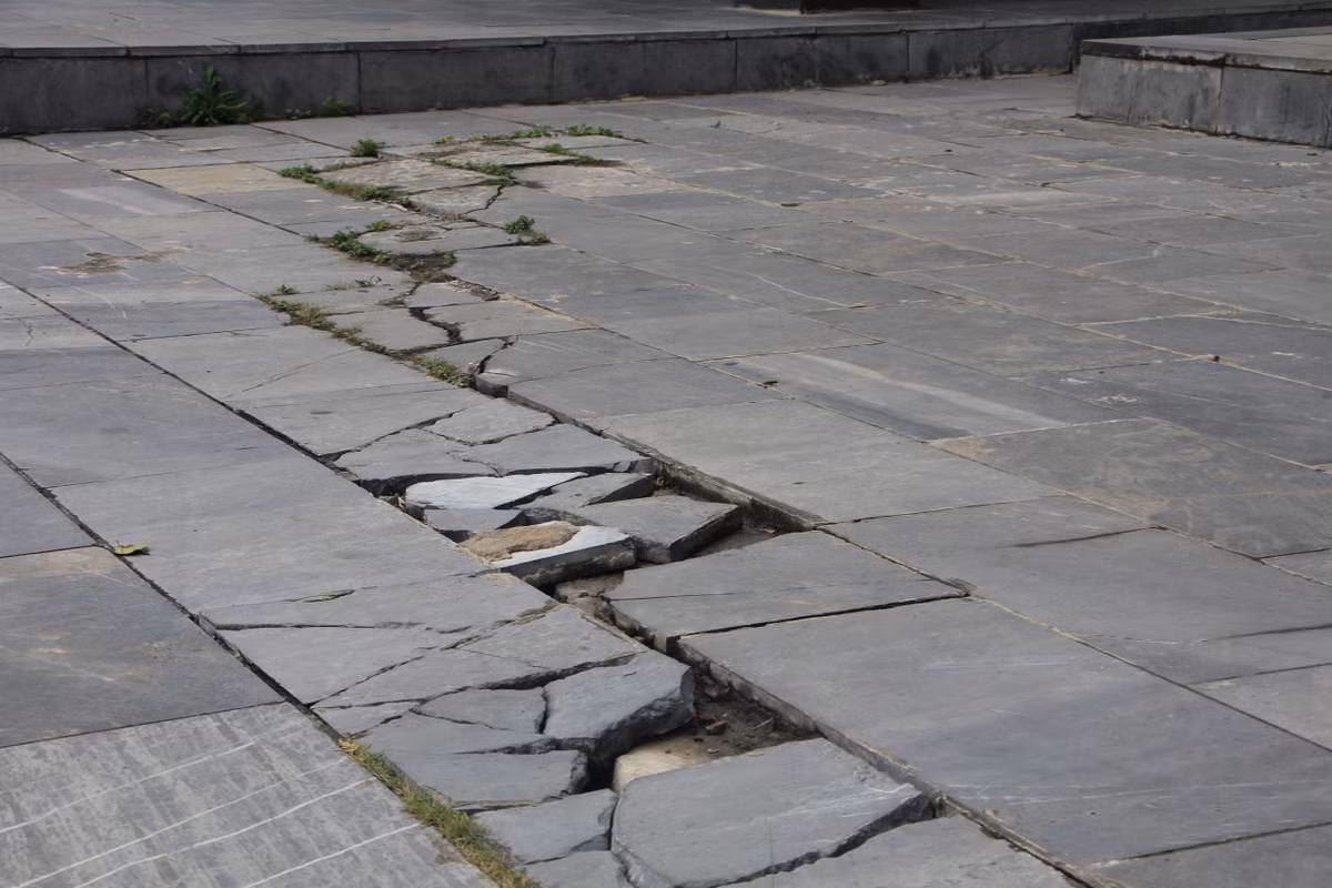 Phần lớn đá lát sân của cụm công trình Bảo tàng - Thư viện Quảng Ninh đều bị vỡ nứt, sụt lún, trồi lên trên mặt đất.