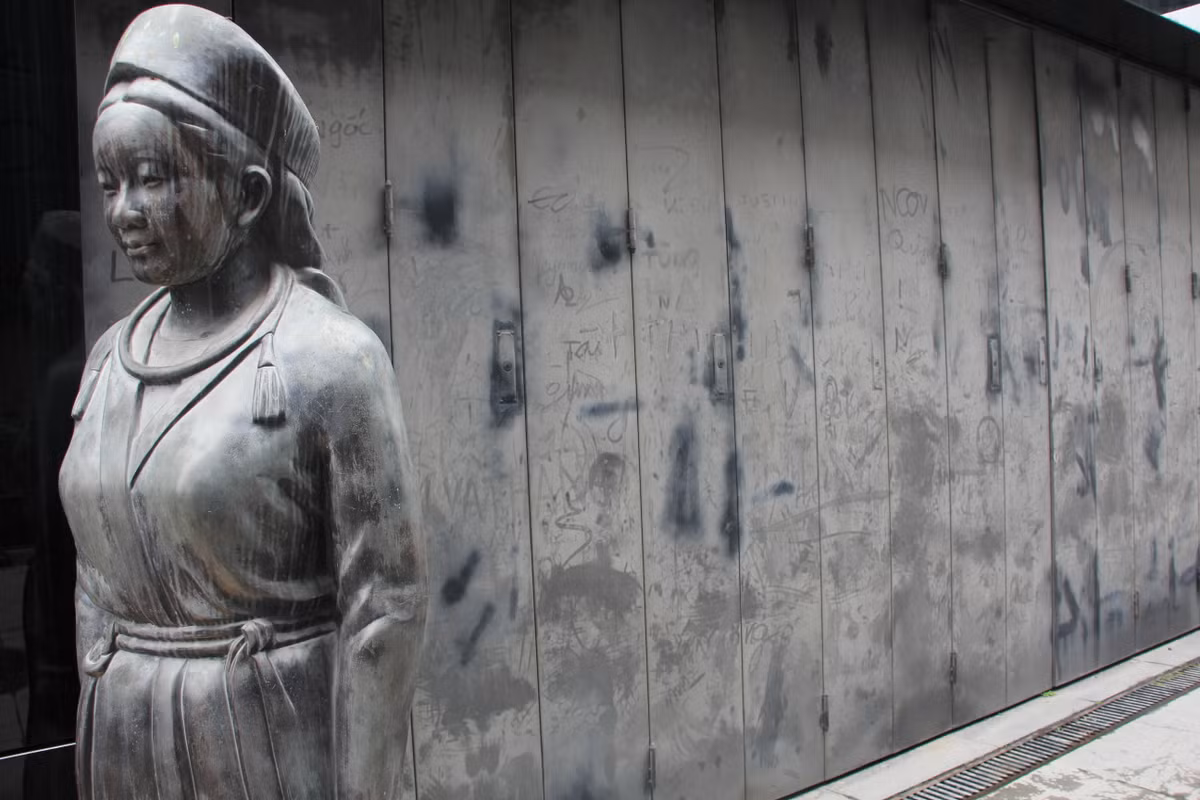 Bảo tàng Quảng Ninh nham nhở vì bị viết bậy. Nhiều du khách cũng phản ánh tại Bảo tàng Quảng Ninh xuất hiện tình trạng thiếu nhiều hiện vật không được trưng bày, để lộ ra các ô trống khiến họ hụt hẫng như bị lừa dối.