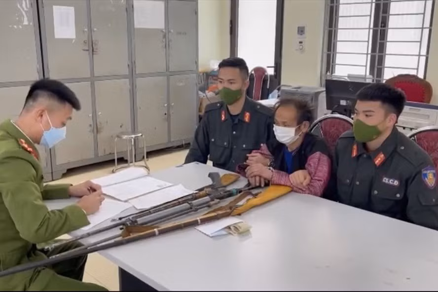 Bat doi tuong truy na dac biet nguy hiem, thu nhieu sung tu che