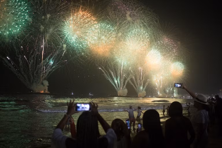 Màn bắn pháo hoa trên bãi biển Copacabana, bắt đầu từ trước khi trời tối. Theo truyền thống, có nhiều tiết mục âm nhạc và pháo hoa mãn nhãn diễn ra tại đây. Bữa tiệc đêm giao thừa thu hút khoảng 3 triệu người tham gia. Las Vegas, Mỹ