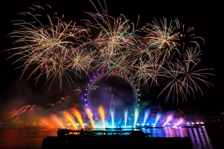 London nổi tiếng với màn bắn pháo hoa đêm giao thừa, trên bờ sông Thames. Vé bán hết từ sớm, nhưng mọi người cũng có thể xem pháo hoa miễn phí từ các đỉnh đồi xung quanh như đồi Primrose, đồi Parliament trên Hampstead Heath, công viên Greenwich và cung điện Alexandra. Cách truyền thống đón chào năm mới của người dân địa phương là tụ họp ở một trong những quán rượu lâu đời nhất ở London. Rio de Janeiro, Brazil