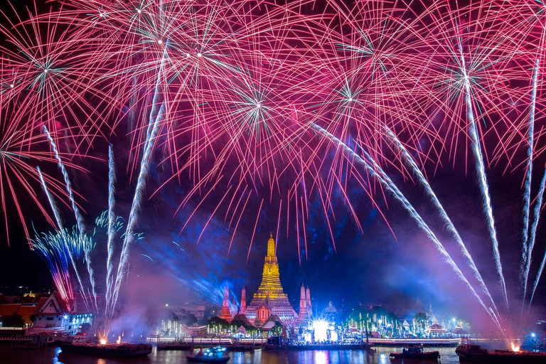 Bangkok là nơi đón năm mới tuyệt vời nếu bạn thích đám đông, ánh sáng rực rỡ, sự ồn ào. Màn trình diễn pháo hoa đỉnh cao tại ICONSIAM – điểm đến mua sắm và giải trí lớn dọc theo sông Chao Phraya. Đài Bắc, Đài Loan, Trung Quốc