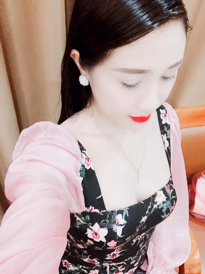 Trên trang facebook cá nhân, Cao Thị Ninh tạo cho mình vỏ bọc của một người hành nghề thẩm mỹ và có nhiều người theo dõi. “Hot girl” này cũng thường xuyên đăng tải hình ảnh nóng bỏng, khoe tiền, khoe xe, cuộc sống giàu sang giống như một tiểu thư nhưng ít ai biết, đằng sau sự hào nhoáng ấy là những hành vi vi phạm pháp luật. Xem thêm video: Những tiết lộ khó tin về đường dây bán dâm 25.000 USD. Nguồn: VTC 14.
