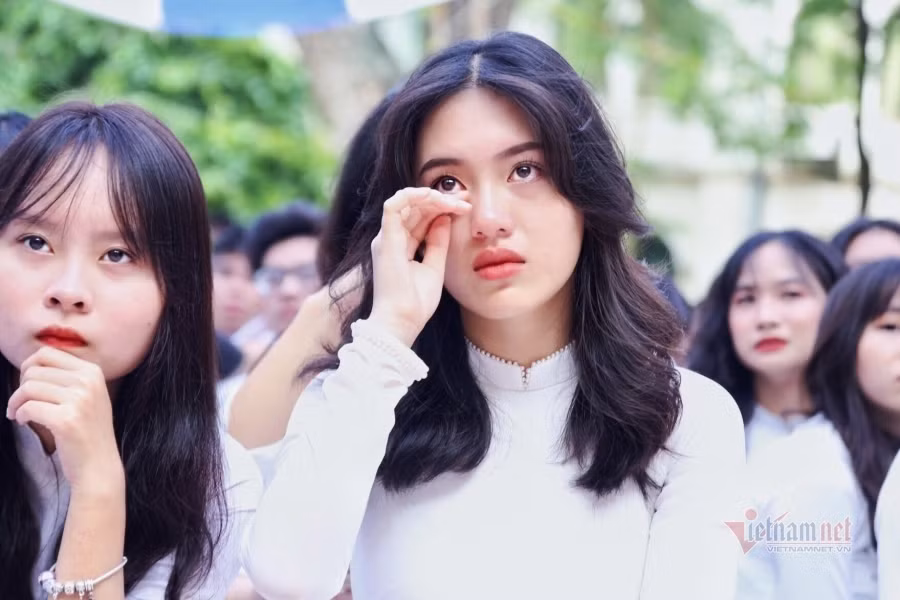 Phía dưới sân khấu, nhiều học trò lớp 12 khẽ lau đi những giọt nước mắt. Những cậu con trai vốn nghịch ngợm, giờ cũng lặng thinh. Tất cả đều thầm hiểu giây phút này chính là khoảnh khắc cuối cùng mình được khóc cười bên bạn bè, thầy cô. Nhiều học trò không kìm nổi nước mắt khi nghe những lời dặn dò của cô hiệu trưởng trước khi chia xa mái trường.