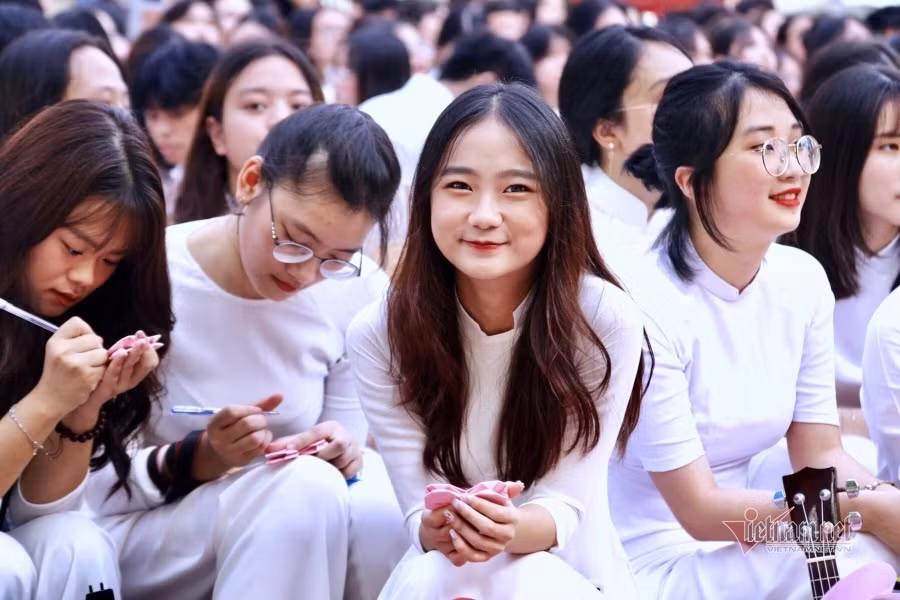Tại buổi lễ bế giảng năm học của Trường THPT Việt Đức diễn ra sáng 9/7, cô giáo Nguyễn Bội Quỳnh, Hiệu trưởng nhà trường rưng rưng nhớ lại một năm học đặc biệt vừa qua. Lễ bế giảng và chia tay khối 12 của Trường THPT Việt Đức diễn ra sáng 9/7 với nhiều cảm xúc.
