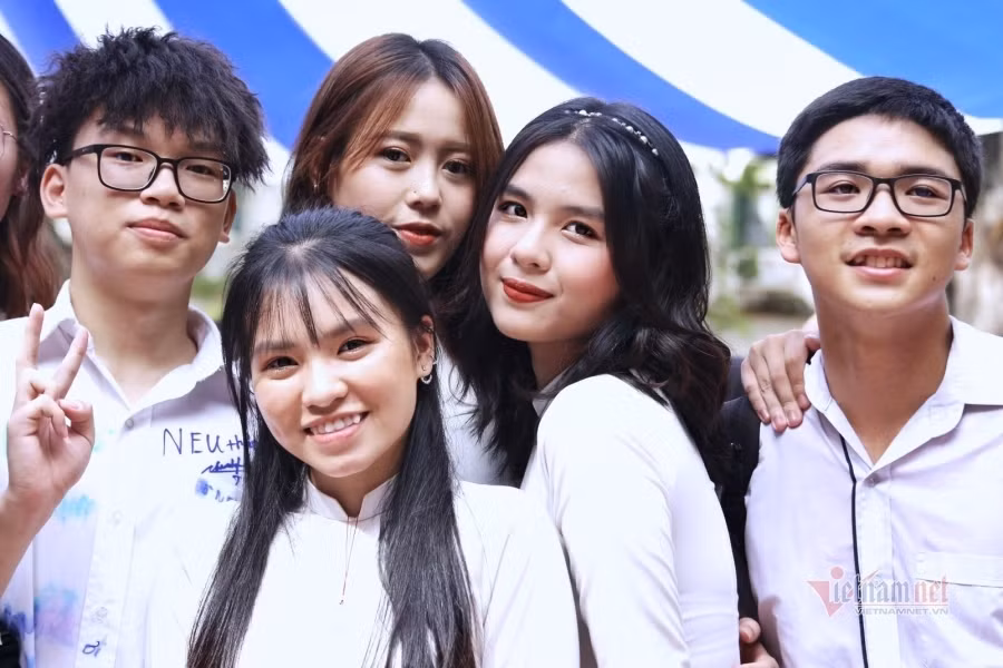 "Tạm biệt nhé! Chia tay rồi sẽ nhớ nhau thật nhiều".