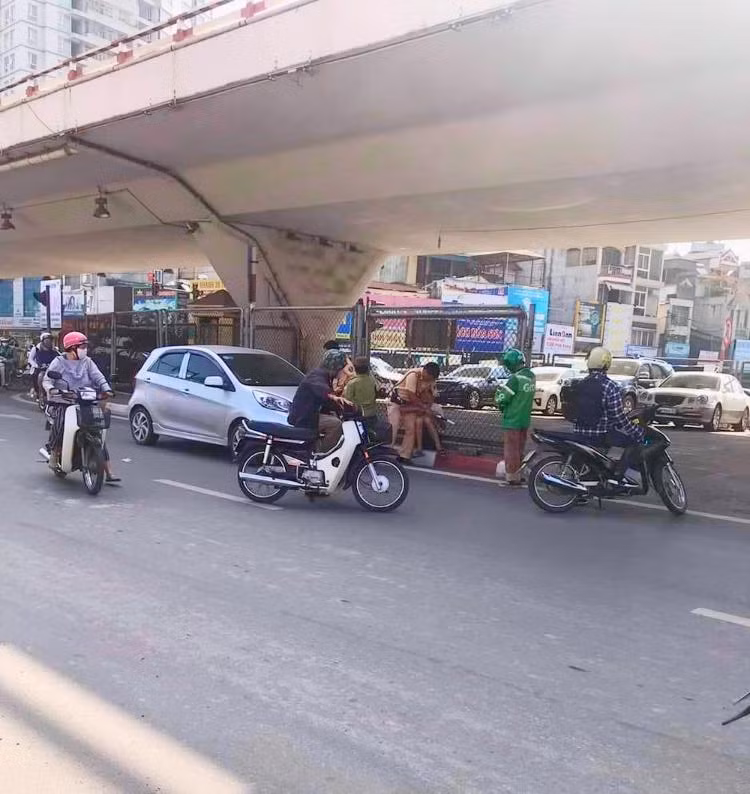 CSGT Ha Noi bi tai xe xe vi pham keo le, lung do mau-Hinh-2